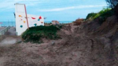 Denuncian la destrucci�n de m�danos naturales en Playa Alfar