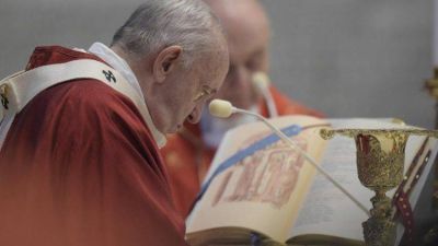 Homil�a del Papa: Dios nos pide que seamos constructores de unidad
