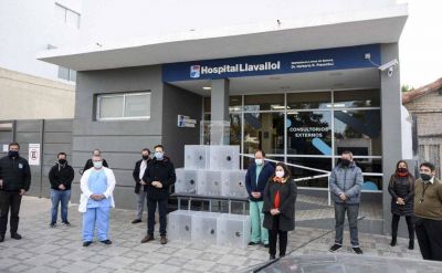 La T�cnica N�4 de Lomas fabric� y don� cabinas aislantes para proteger a m�dicos y a enfermeros