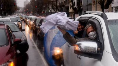 M�dicos de La Plata rompen la cuarentena y marchan en rechazo a una denuncia por defraudaci�n millonaria