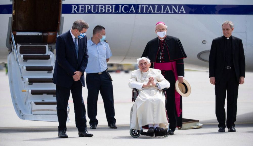 La sentida y emocionante despedida del Papa Benedicto XVI y Georg
