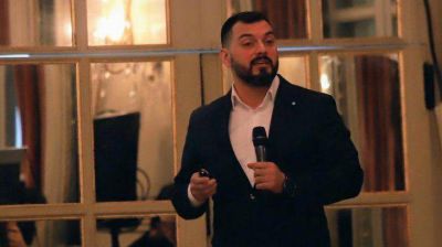 Para �lvarez Agis, la compra de u$s200 por mes se mantendr� aunque se arregle la deuda