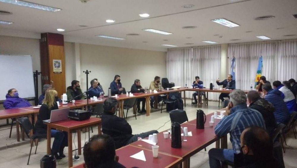 Garro analiz con gremios un plan de viviendas en el ex Club de Planeadores