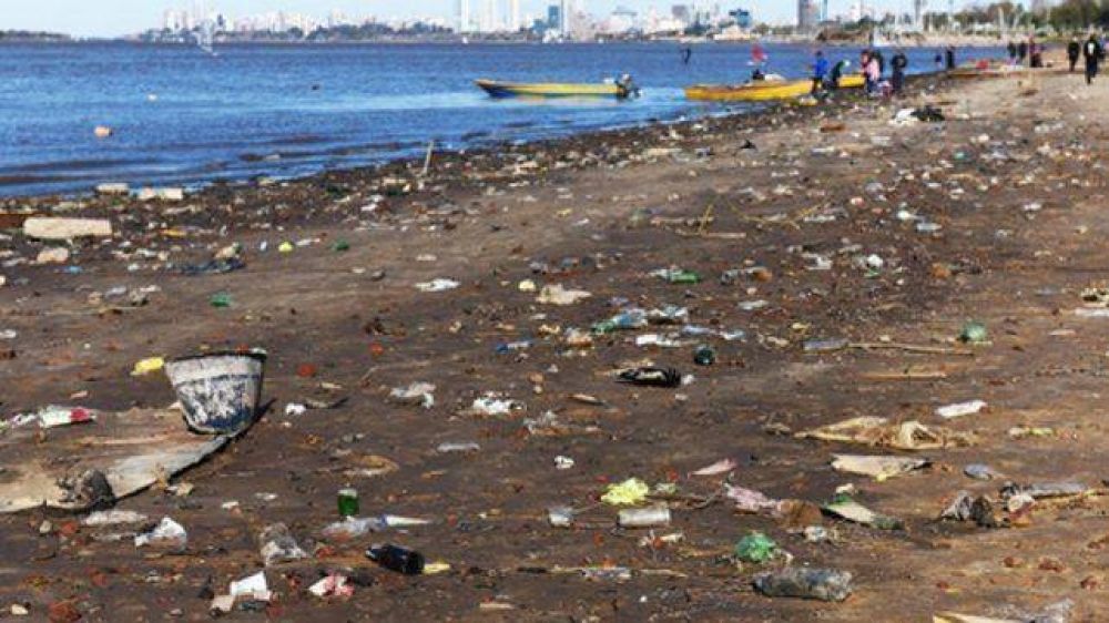 Botellas, plsticos y gran cantidad de basura en la costa norte rosarina