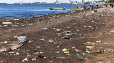 Botellas, pl�sticos y gran cantidad de basura en la costa norte rosarina