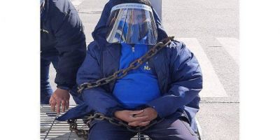 Trabajadores tomaron un Maxi Carrefour por caso de Covid-19: hay un delegado encadenado pidiendo que se respeten los protocolos