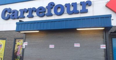 Clausuraron dos sucursales de Carrefour en Ituzaing� por comercializar productos no esenciales
