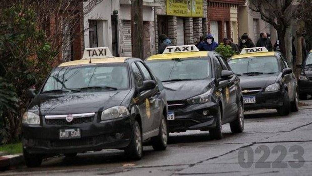 Por el paro de colectivos, taxistas tienen más trabajo pero reconocen que la actividad bajó un 70%