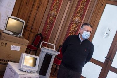 Las Flores recibi� respiradores gestionados por el Intendente Gelen�