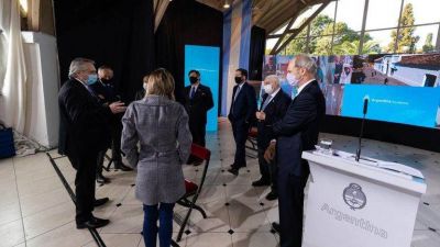 Alberto Fern�ndez dijo a los empresarios que podr�a flexibilizarse el cepo cambiario luego del acuerdo por la deuda