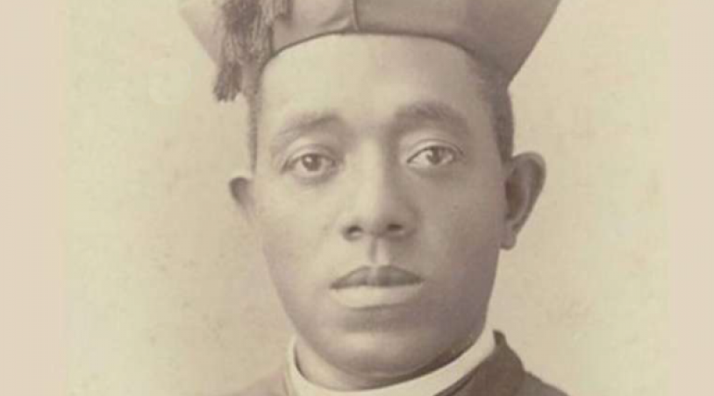 Peregrinan contra el racismo a la tumba del primer sacerdote afro