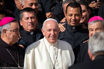 Francisco pide acabar con �clericalismo�: m�s colaboraci�n entre laicos y p�rrocos