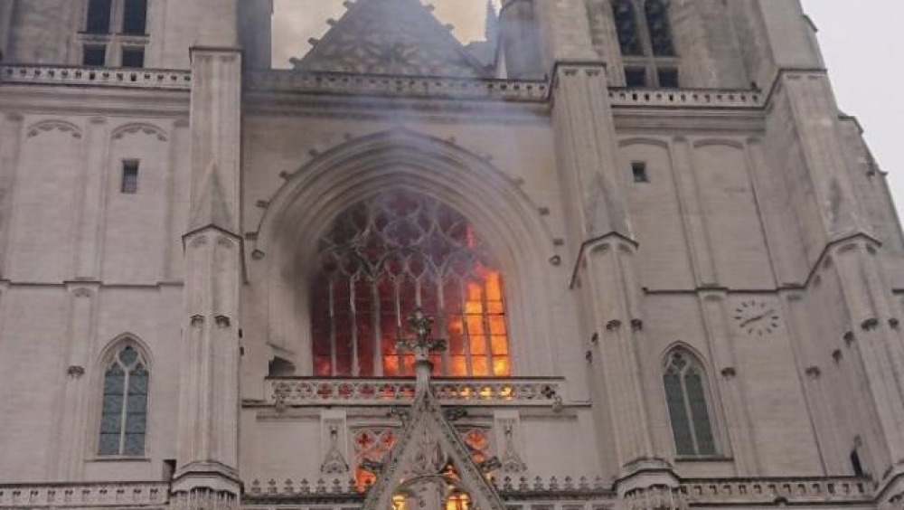 Investigan si fue intencional un incendio en la catedral de Nantes