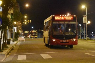 Choferes de UTA cobraron lo adeudado pero siguen con el paro nocturno por las suspensiones