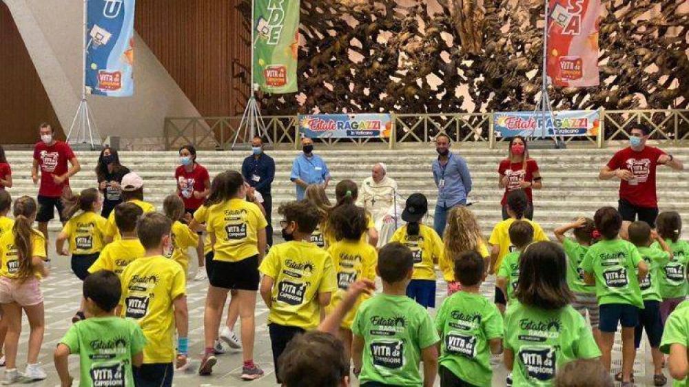 Visita sorpresa del Papa a los nios de la Escuela de verano en Vaticano