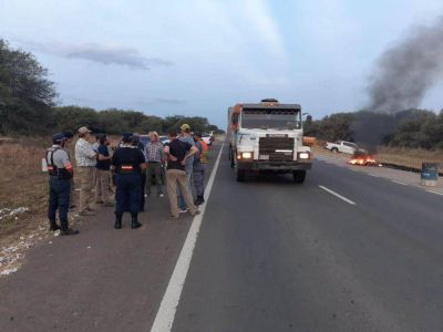 Camioneros santafecinos protestaron para poder circular en la RN 34 camino a Santiago del Estero