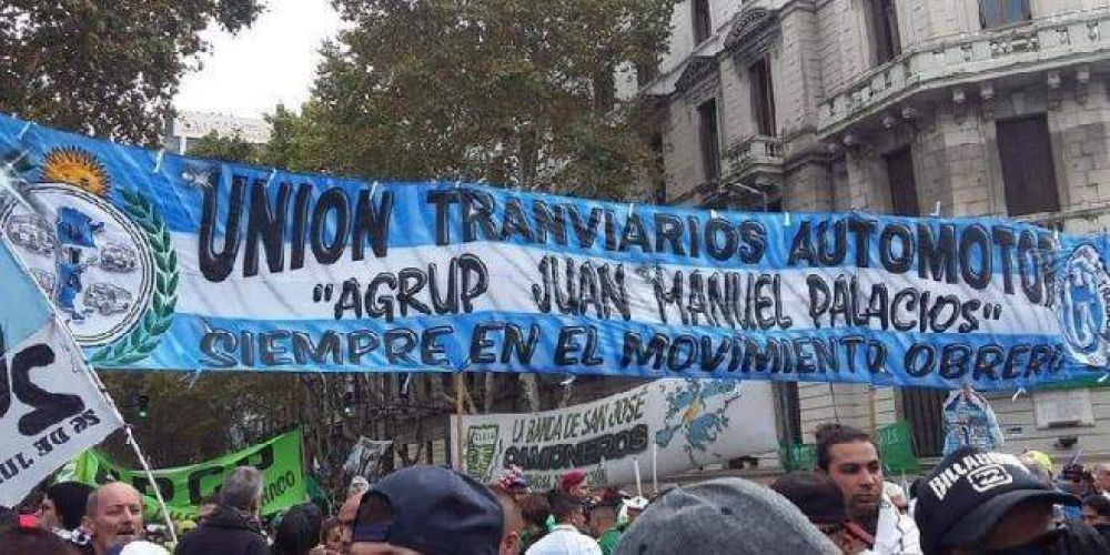 La Agrupacin Juan Manuel Palacios, opositora a la conduccin de la UTA, marcha este viernes en defensa de los derechos de los choferes