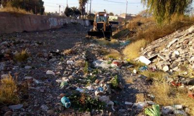 Retiran camionadas de basura del colector aluvional del Infanta en Las Heras