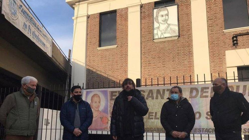 Inauguracin con distanciamiento: Alejandro Marmo don una escultura de Evita a la obra del Padre Pepe