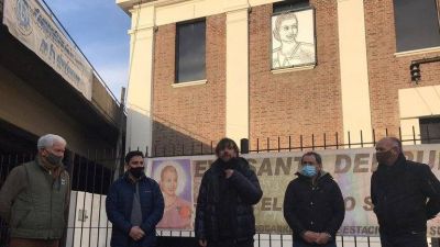 Inauguraci�n con distanciamiento: Alejandro Marmo don� una escultura de Evita a la obra del Padre Pepe