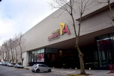 Montenegro habilit� la apertura de shoppings y la atenci�n nocturna en la gastronom�a