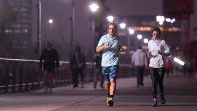 El ministro de Salud porte�o, Fern�n Quir�s, recomend� que las personas se encuentren en espacios p�blicos y eviten los lugares cerrados