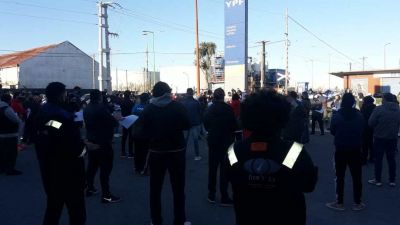 Centenar de trabajadores de la destilera YPF se concentraron en repudio a los descuentos salariales