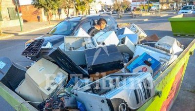Por la crisis, recuperadores y cartoneros se disputan la basura