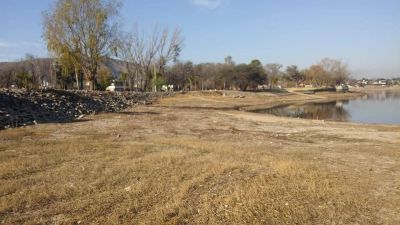 Baj� el lago y apareci� la basura: Limpiaron las costas del San Roque