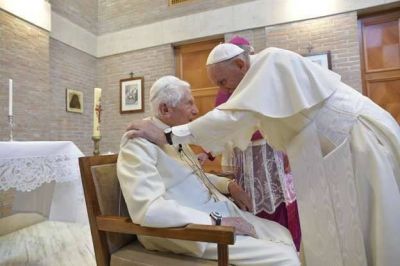 A los 93 a�os, el papa em�rito Benedicto XVI est� 