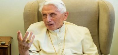 La Santa Sede aclara que el estado de salud de Benedicto XVI es doloroso pero �no es motivo de especial preocupaci�n�