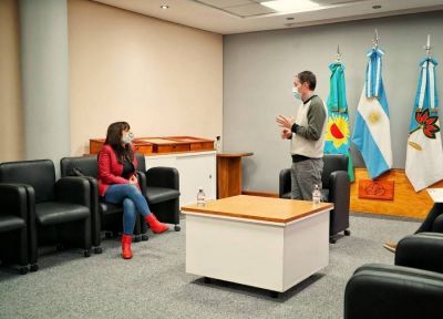 El intendente de Esteban Echeverr�a entreg� subsidios a vecinos e instituciones educativas