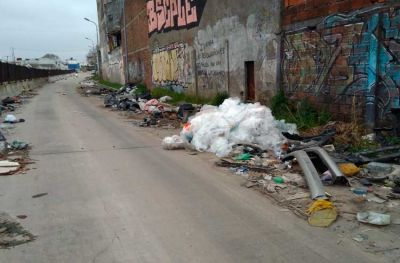 Vecinos denuncian basural a un costado de las v�as del tren