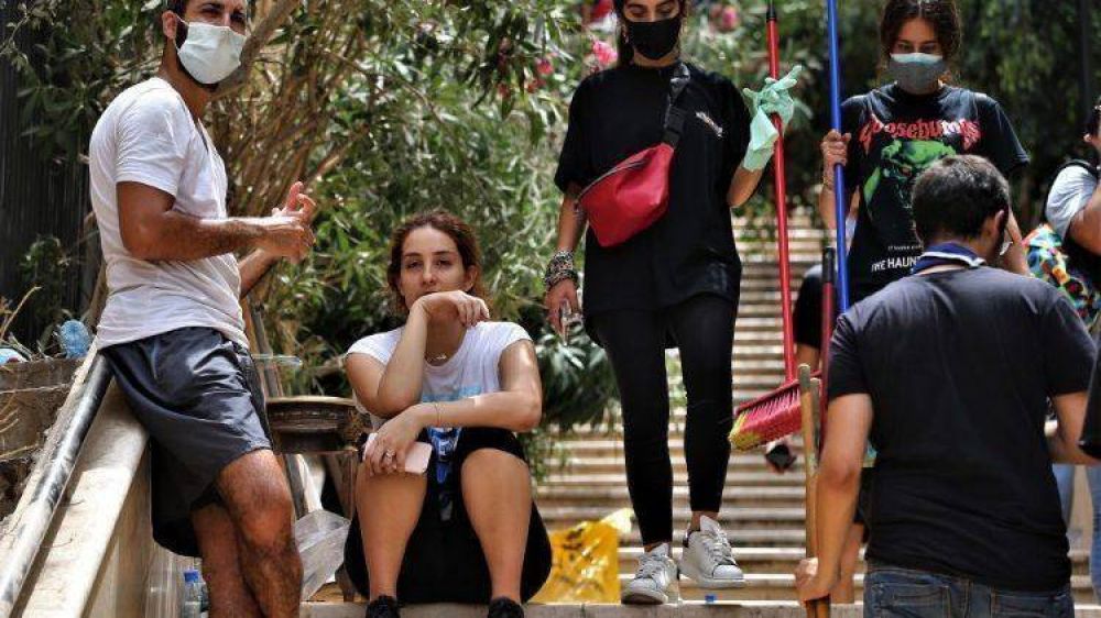 L�bano. J�venes trabajan para limpiar Beirut y distribuyen bienes de primera necesidad