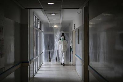 Advierten que el �cuello de botella� del sistema de salud no son las camas ni respiradores sino el personal m�dico