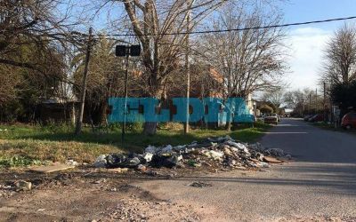 Hartazgo vecinal en un sector de Los Hornos por acumulaci�n de basura dom�stica y escombros