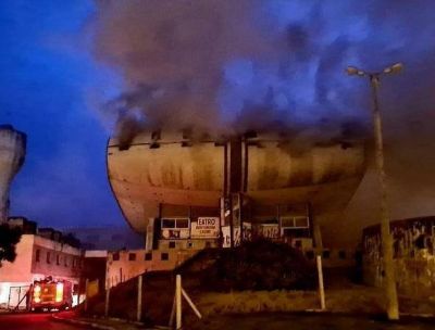 El Casino de Necochea consumido por un voraz por incendio que redujo gran parte del edificio a cenizas