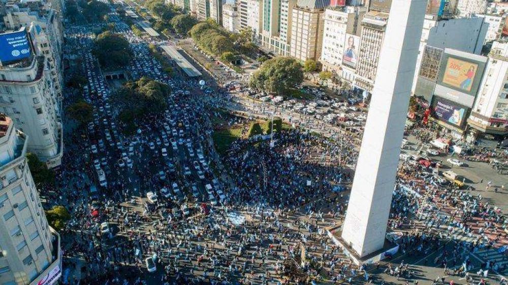 A solo ocho meses de asumir, multitudinaria protesta contra el Gobierno