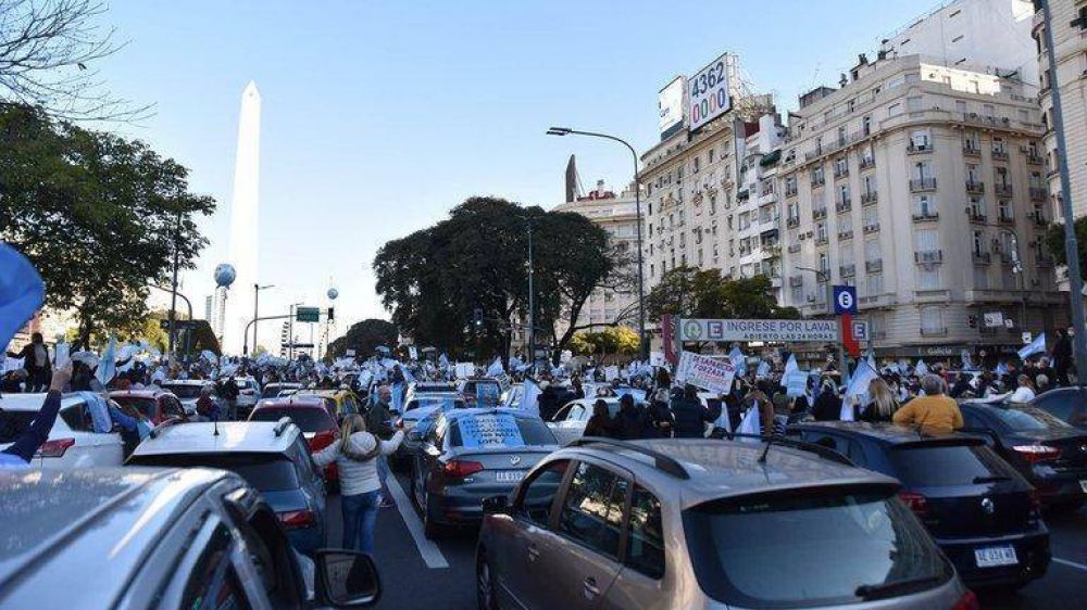 El banderazo fue masivo y con doble mensaje: desafa la sordera oficial y supera a la oposicin