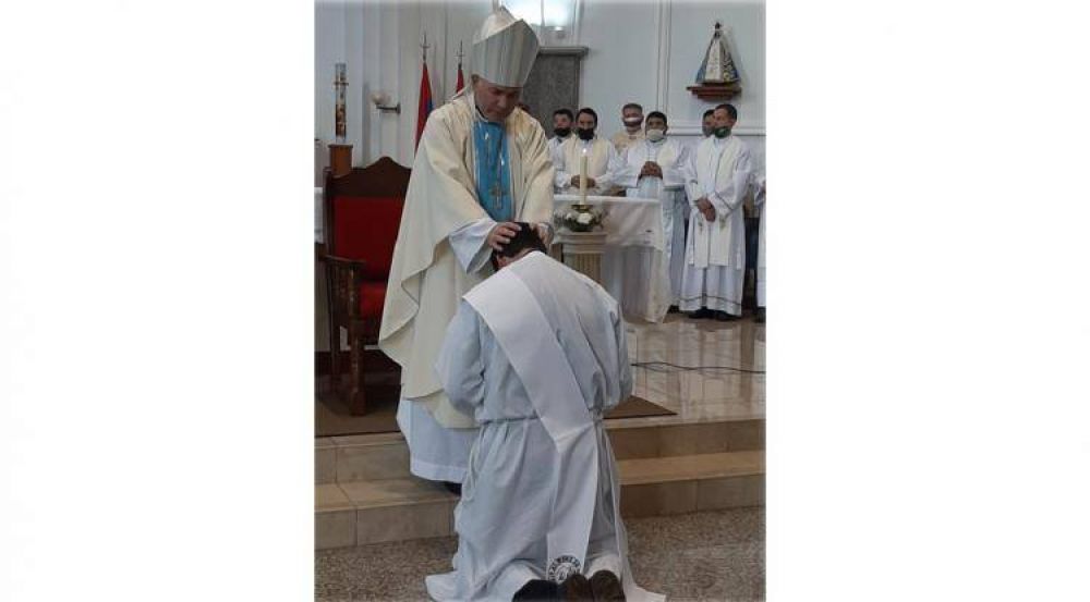 La di�cesis de Ober� tiene un nuevo sacerdote