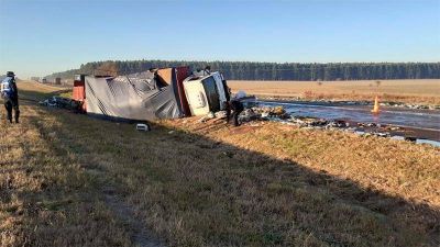 Volc� un cami�n y desparram� su carga de botellas de gaseosas sobre Autov�a 14