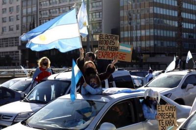 El oficialismo se empe�a en unir a la oposici�n