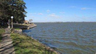 Basural a cielo abierto en Chascom�s: �Si seguimos as� nos quedamos sin laguna�