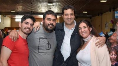 Maximiliano Abad se re�ne con j�venes radicales de la secci�n