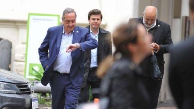 Por el positivo de su hijo, el intendente y varios funcionarios quedaron en aislamiento