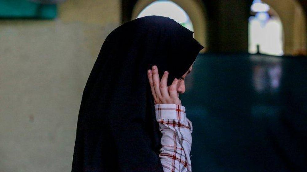 Drama en Francia: una adolescente musulmana fue rapada y golpeada por sus padres por enamorarse de un cristiano