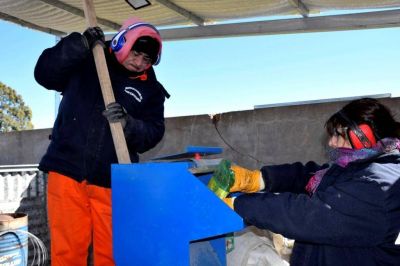 Chipean pl�stico en la planta de reciclado
