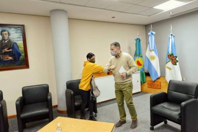 Fernando Gray entreg� subsidios por cuestiones de salud