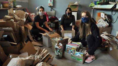 Juntan materiales reciclables y donan la plata a un merendero