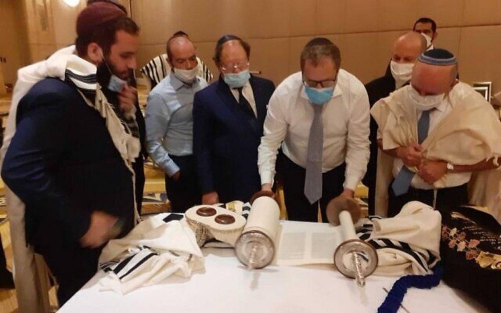 Delegación israelí y judíos locales celebran ‘minián’ en Abu Dhabi